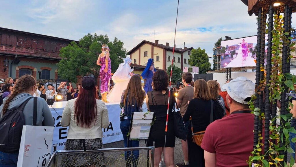  學生展區域的服裝走秀活動，讓參與團隊得以展示自己設計的衣服。