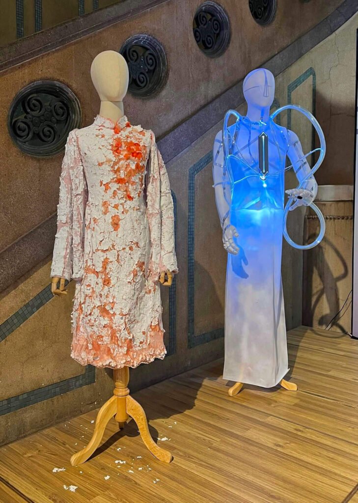 我們於臺大文學院大廳預展的兩套服裝。