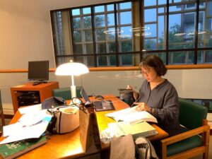 傅裕惠在傳藝中心找資料