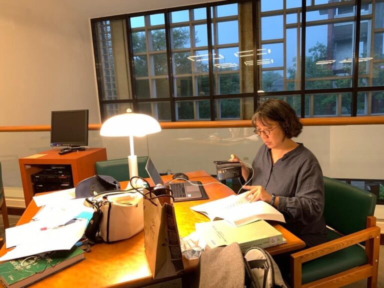 傅裕惠在傳藝中心找資料