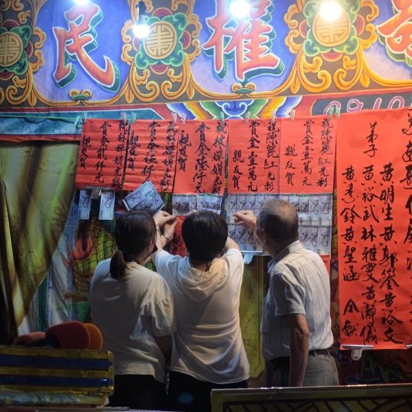 開演前貼紅紙，照片拍攝、提供：林庭儀